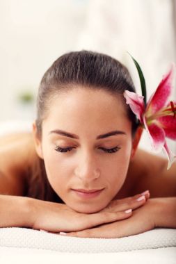 Kaplıcada masaj yaptıran kadın