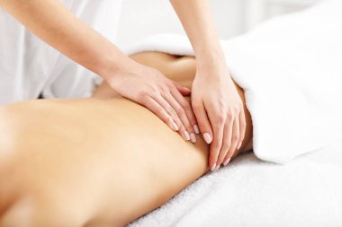 Kaplıcada masaj yaptıran kadın