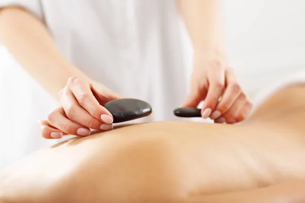 Mujer recibiendo masaje en spa — Foto de Stock