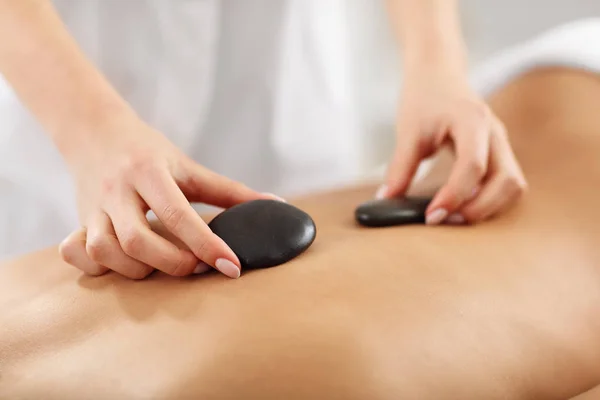 Vrouw krijgen massage in spa — Stockfoto