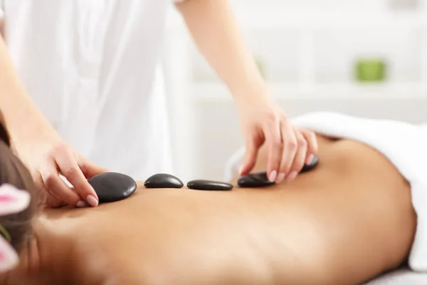 Kvinna att få massage i spa — Stockfoto