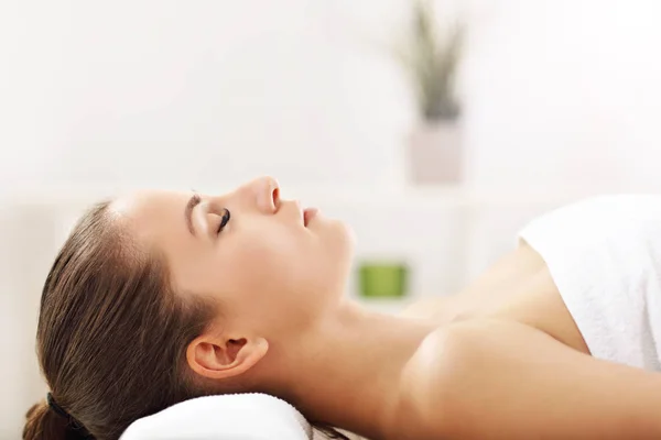 Vrouw krijgen massage in spa — Stockfoto