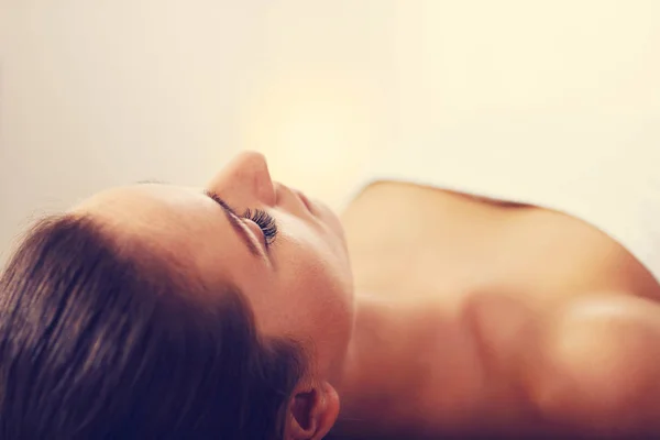 Женщине делают массаж в спа — стоковое фото