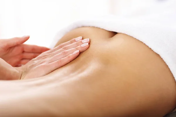 Žena dostává masáž v lázních — Stock fotografie