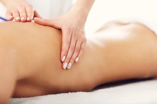 Mulher recebendo massagem no spa — Fotografia de Stock