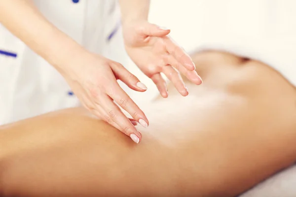 Vrouw krijgen massage in spa — Stockfoto