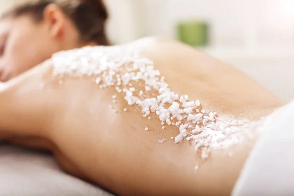 Mujer que tiene tratamiento de exfoliación en spa — Foto de Stock