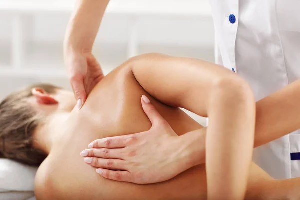 Frau mit Rückentherapie — Stockfoto