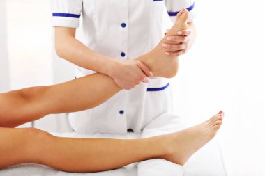 bacak tedavi olan kadın