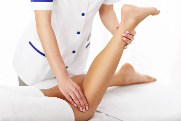 Женщина проходит терапию ног — стоковое фото