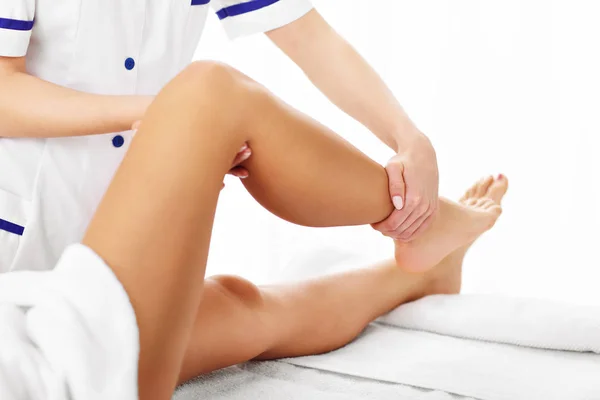 Mulher fazendo terapia de perna — Fotografia de Stock