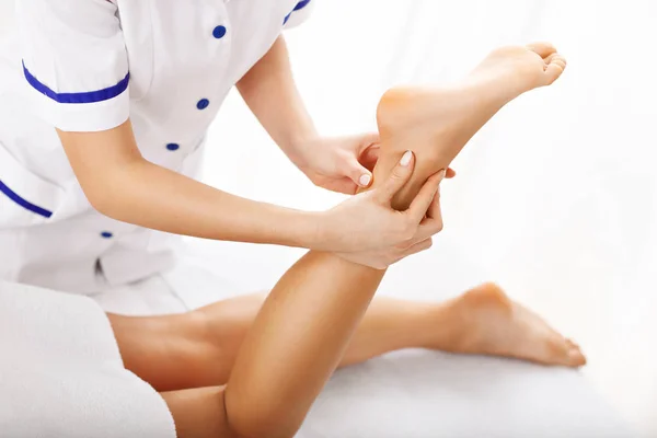Donna in terapia delle gambe — Foto Stock