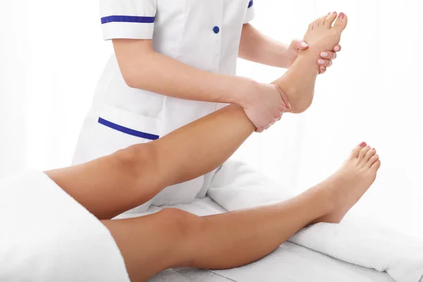 Woman having leg therapy — Stock Photo, Image