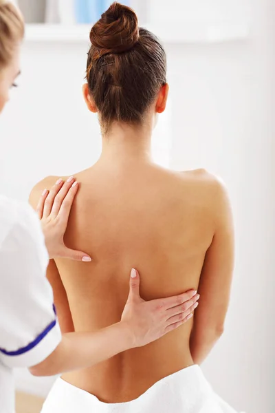 Vrouw met terug therapie — Stockfoto