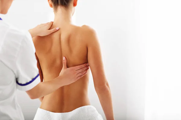 Donna che fa terapia alla schiena — Foto Stock