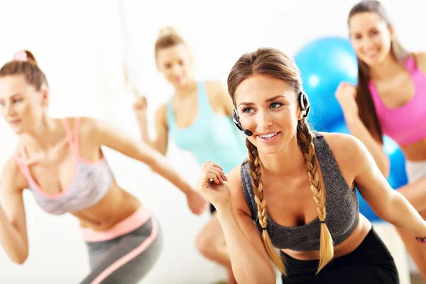 Leende människor gör aerobics — Stockfoto