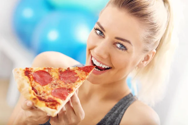 ピザを食べる幸せな女性 — ストック写真