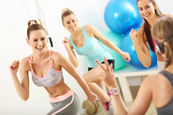 Glimlachende mensen doen aerobics — Stockfoto