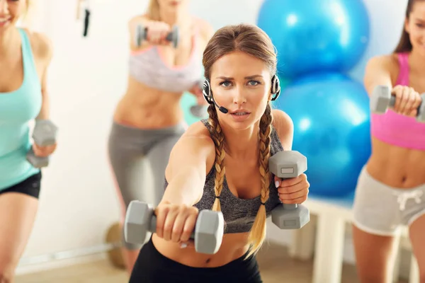 Leende människor gör aerobics — Stockfoto