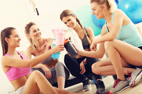 Kelompok wanita beristirahat di gym — Stok Foto