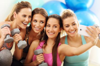 Kadınlar grup alarak selfie spor