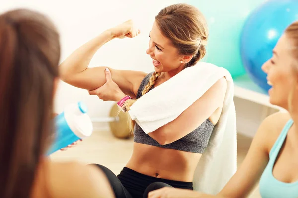 Young women group resting at the gym — Stock Photo, Image