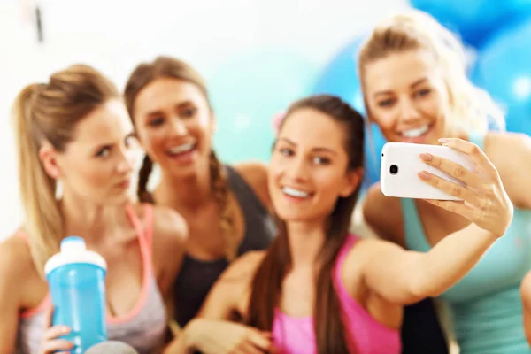 Gruppo di donne prendendo selfie in palestra — Foto Stock