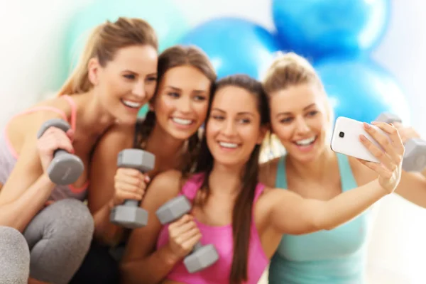 Kadınlar grup alarak selfie spor — Stok fotoğraf