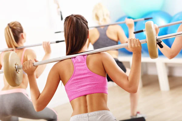 Smiling people lifting barbells — Stock Photo, Image