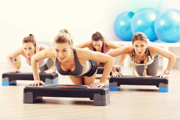 Glimlachende mensen doen push-ups — Stockfoto