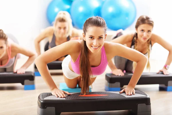 Glimlachende mensen doen push-ups — Stockfoto