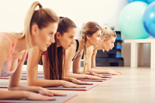 Young women doing plank — Stock Photo, Image