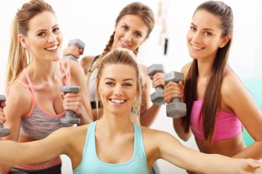 Genç kadın grup alarak selfie çalışmadan sonra spor salonunda