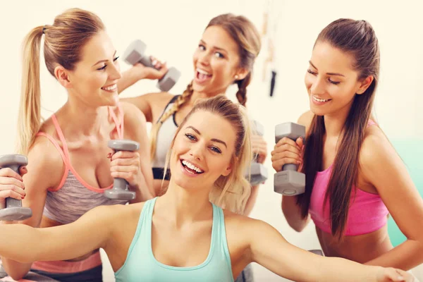 Groupe de jeunes femmes prenant selfie à la salle de gym après l'entraînement — Photo
