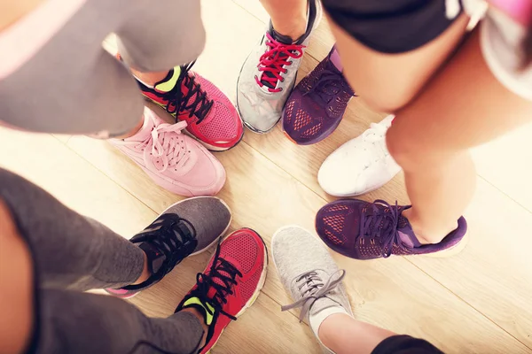 Kvinnliga ben med skor i ett gym — Stockfoto
