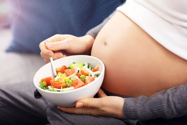 Boldog terhes nő eszik salátát — Stock Fotó