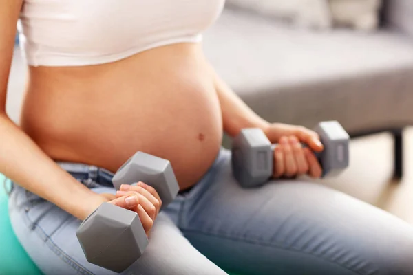 Mujer embarazada haciendo ejercicio — Foto de Stock