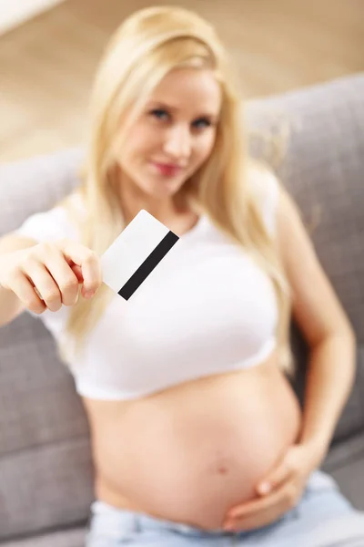 Mulher grávida usando cartão de crédito — Fotografia de Stock