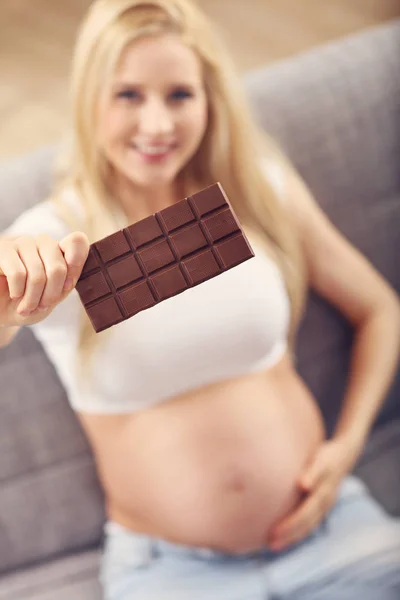 妊娠中の女性はチョコレートを食べる — ストック写真