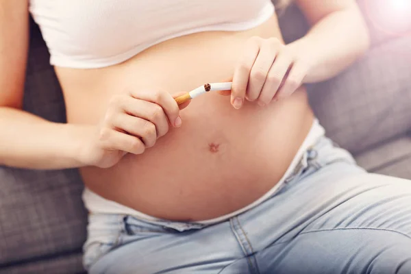 Mujer embarazada rompiendo cigarrillo — Foto de Stock