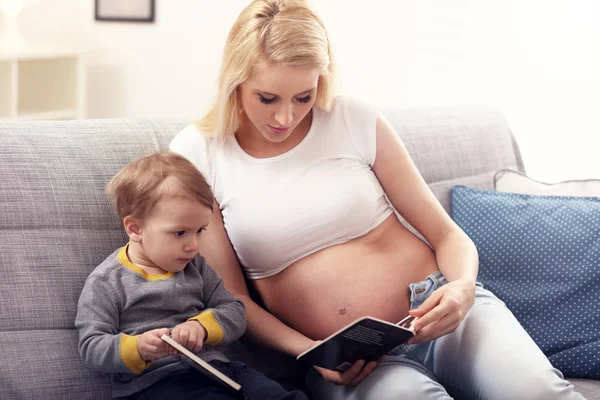 妊娠中の女性が息子と遊ぶ — ストック写真