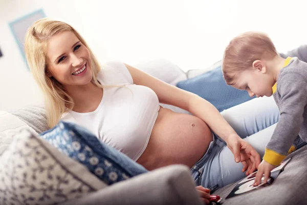 Mulher grávida brincando com o filho — Fotografia de Stock