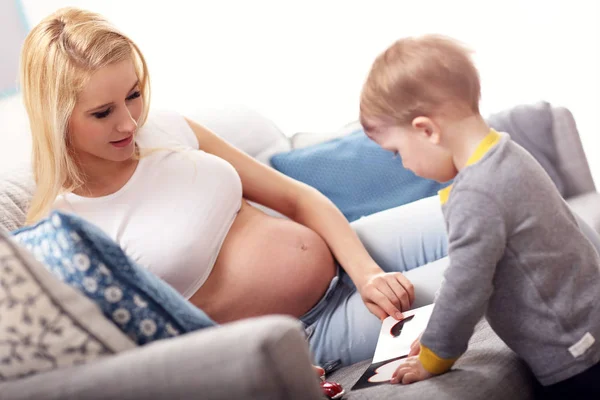 Mulher grávida brincando com o filho — Fotografia de Stock