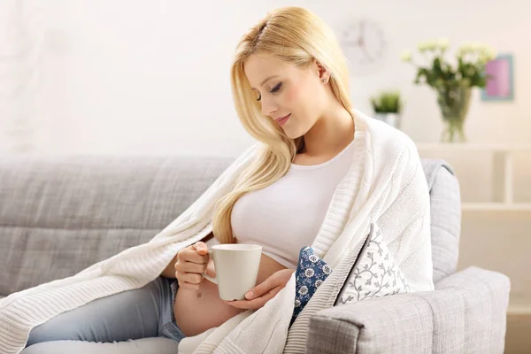 Boldog terhes nő, pihent a kanapén — Stock Fotó