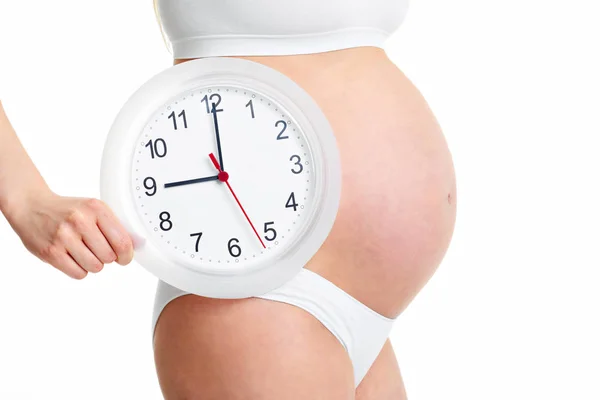 Feliz embarazada sosteniendo reloj — Foto de Stock