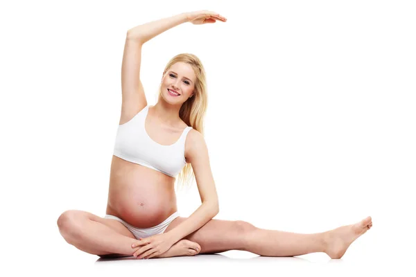 妊娠中の女性は彼女の腹を示す — ストック写真