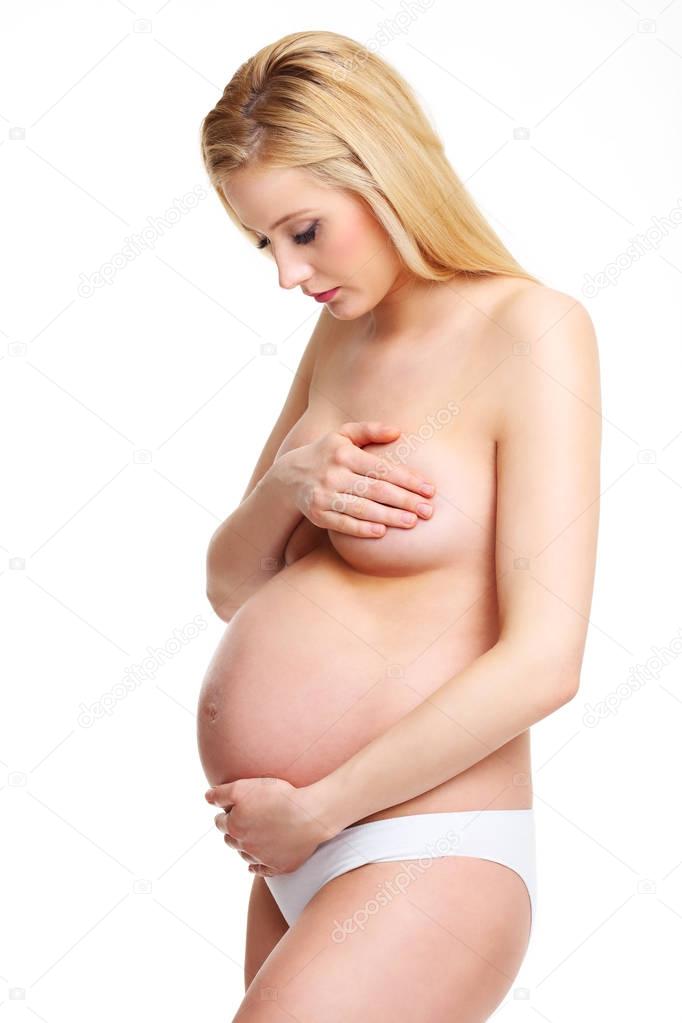  pregnant woman showing her belly 