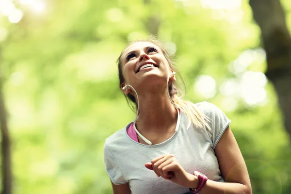 Mujer corriendo en el bosque —  Fotos de Stock