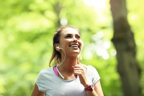 Woman jogging in the forest — Stock Photo, Image