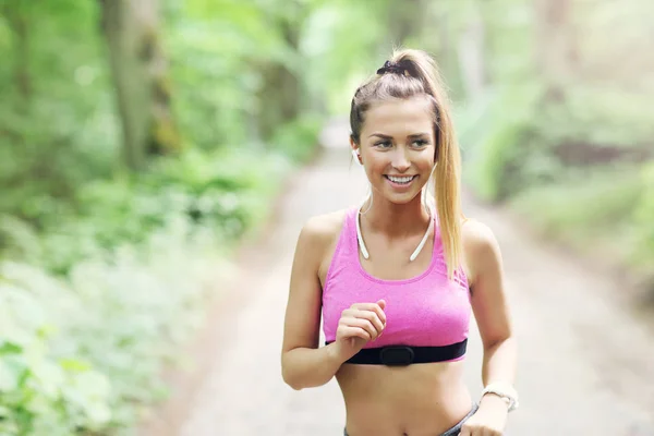 Frau joggt im Wald — Stockfoto